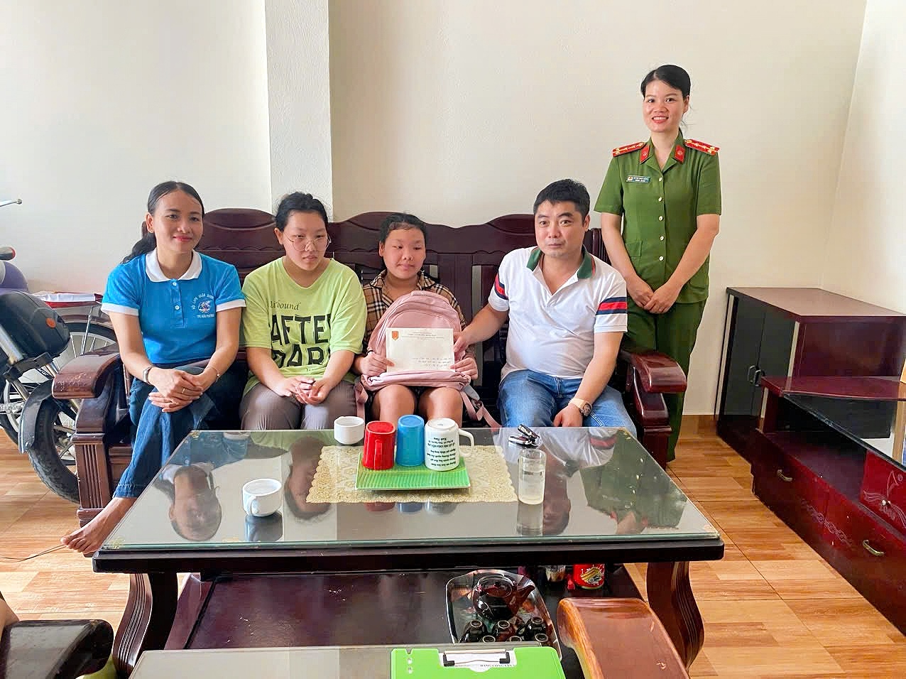 Chi hội phụ nữ Công an phường Hưng Đạo: Nâng bước các em học sinh có hoàn cảnh khó khăn tới trường trước thềm năm học mới